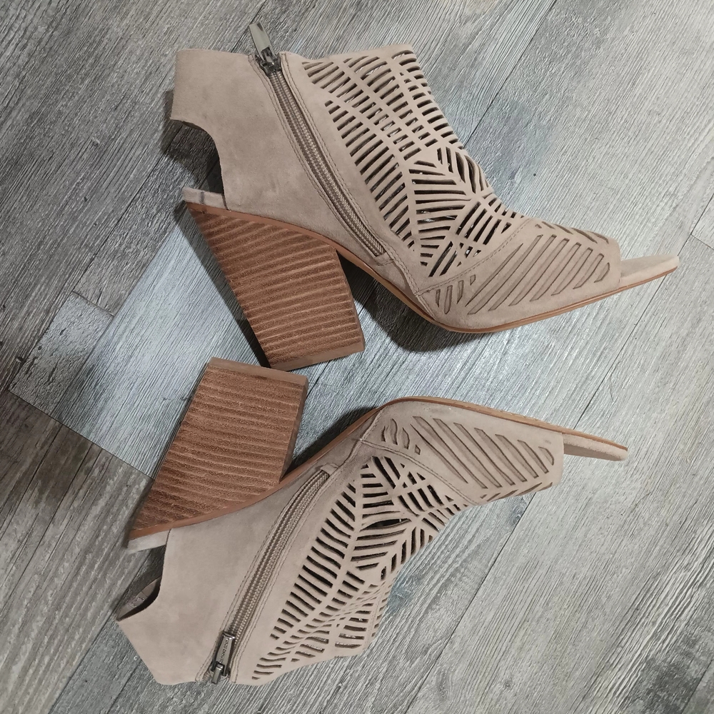 VINCE CAMUTO Boots